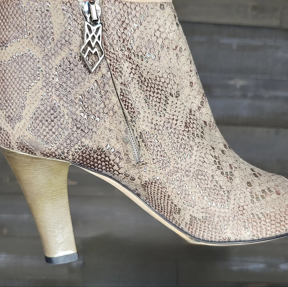 Marchez Vous XO Yeardley booties feature