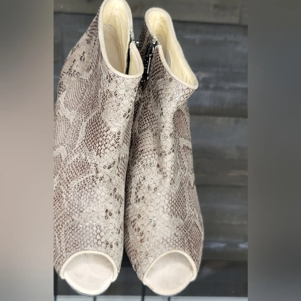 Marchez Vous XO Yeardley booties feature